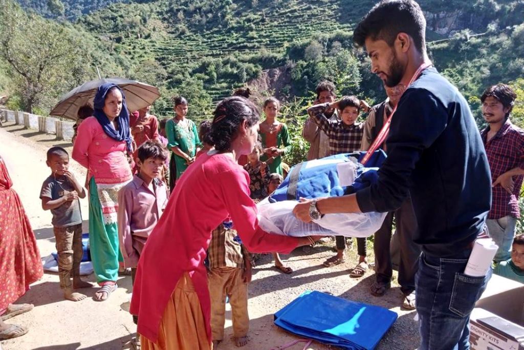 पहिरो प्रभावितलाई रेडक्रस बैतडीद्वारा गैरखाद्य सामग्री वितरण 